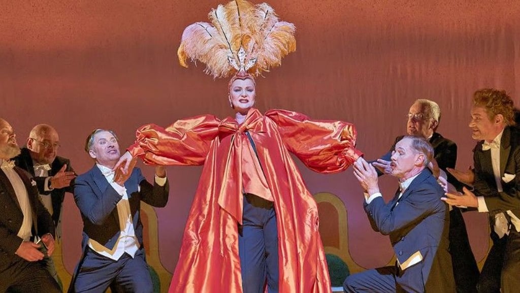 „Ganz ohne Weiber geht die Chose nicht“: Anke Berndt als Sylva Varescu und der Opernchor Halle.