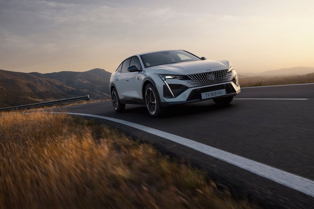 Komplett unter Strom: Mit dem E-408 bietet Peugeot neben seinen Hybrid-Modellen nun auch eine vollelektrische Variante des Fünftürers an.