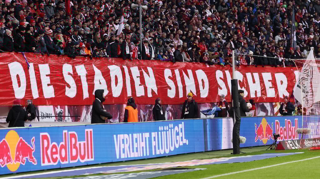 Fans von RB Leipzig protestieren gegen Pläne der Politik.