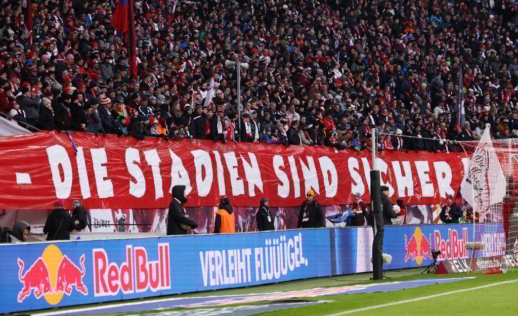 Fans von RB Leipzig protestieren gegen Pläne der Politik.