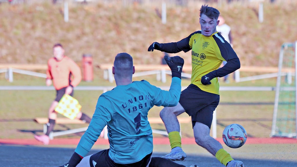 Der FSV Drohndorf-Mehringen, hier mit John Leon Jahn, feierte auf dem Kunstrasenplatz bei Lok Aschersleben einen „Heimsieg“. 