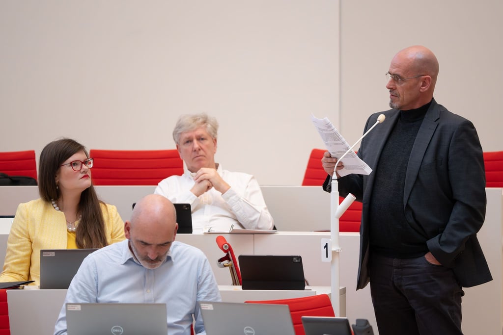 Die BSW-Fraktion im Brandenburger Landtag um Fraktionschef Niels-Olaf Lüders (r) ist in der Krise und sorgt für Turbulenzen auch in der SPD/BSW-Koalition. (Archivbild)