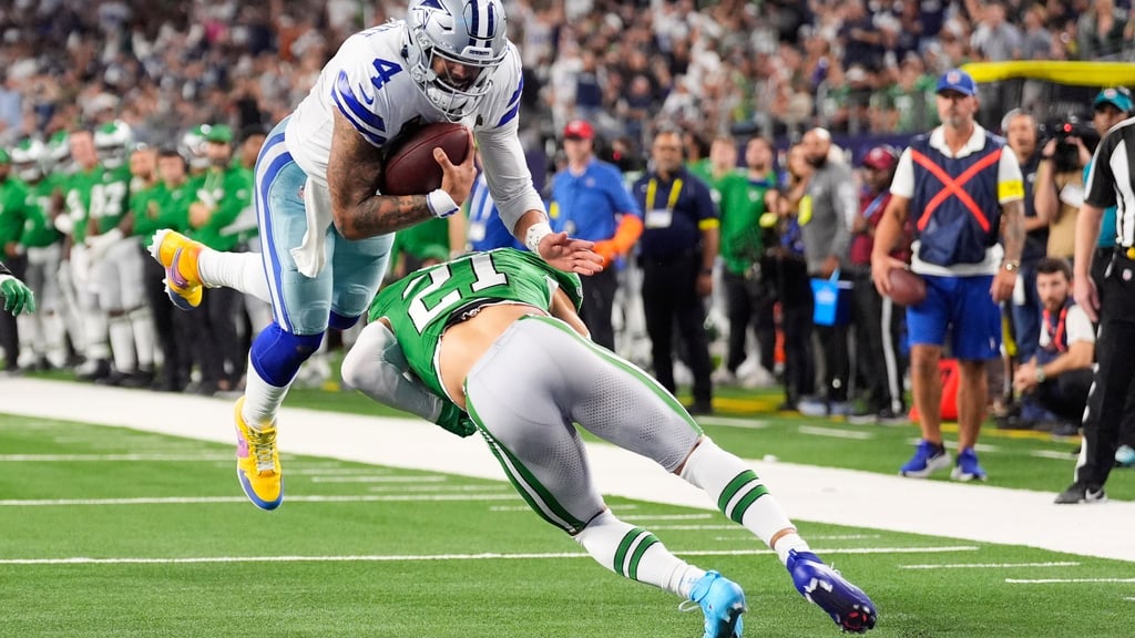 Cowboys-Quarterback Dak Prescott gelingt ein spektakulärer Touchdown.
