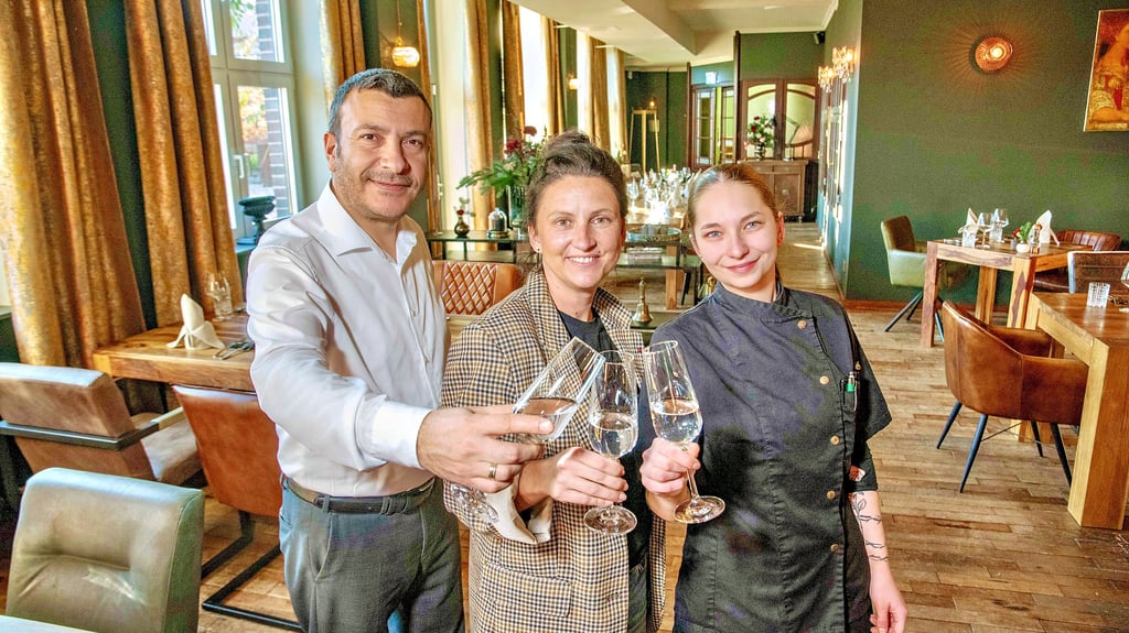 Ahmet Gönen, Luisa Blabusch  und Saskia Tell (v.l.n.r.) vom Hugos Steakhouse im Golfpark in Dessau sind bereit für den Silvesterabend.