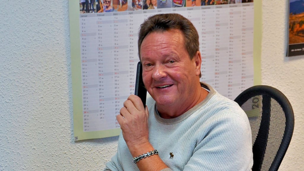 Uwe Opitz (fast 70) bei der Arbeit in der Bahnhofstraße, wohin er mit dem Geschäft vor 25 Jahren zog. Der Güstener ist Geschäftspartner von 527 Sportvereinen in Deutschland und Nachbarländern. 