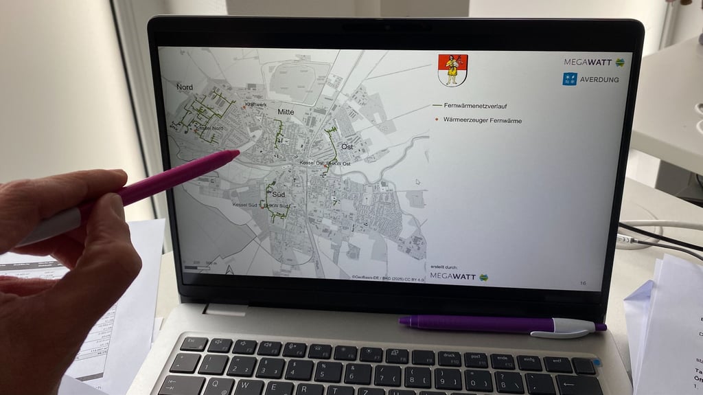 Die kommunale Stadtplanung und der Fachdienst 61 für Liegenschaften, Planung und Umwelt stellen derzeit eine Studie der Berliner Beratungsfirma Megawatt vor. Hier Fernwärmenetze und Wärmeerzeuger im Gebiet Staßfurt.