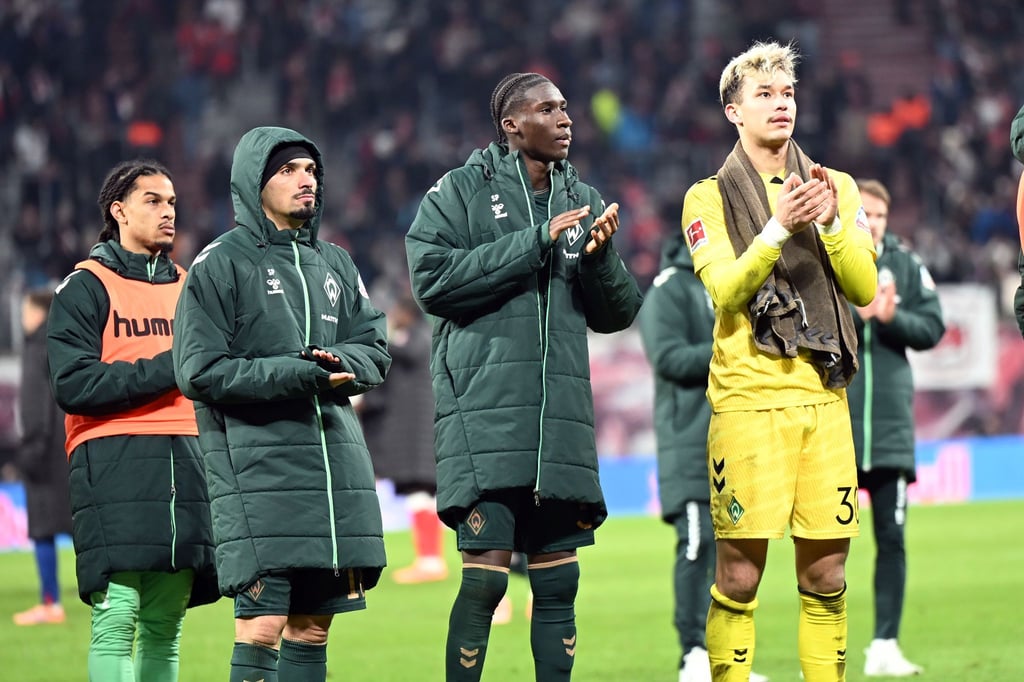 Die Bremer Spieler bedanken sich nach Abpfiff bei den Fans. Sportchef Fritz sah trotz Niederlage eine Entwicklung.