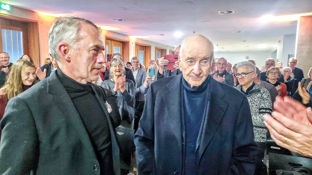 Grafikstiftung Aschersleben lädt Film-Legende ein.&nbsp;Stehende Ovationen gab es, als Armin Mueller-Stahl von Neo Rauch im Saal begrüßt wurde.