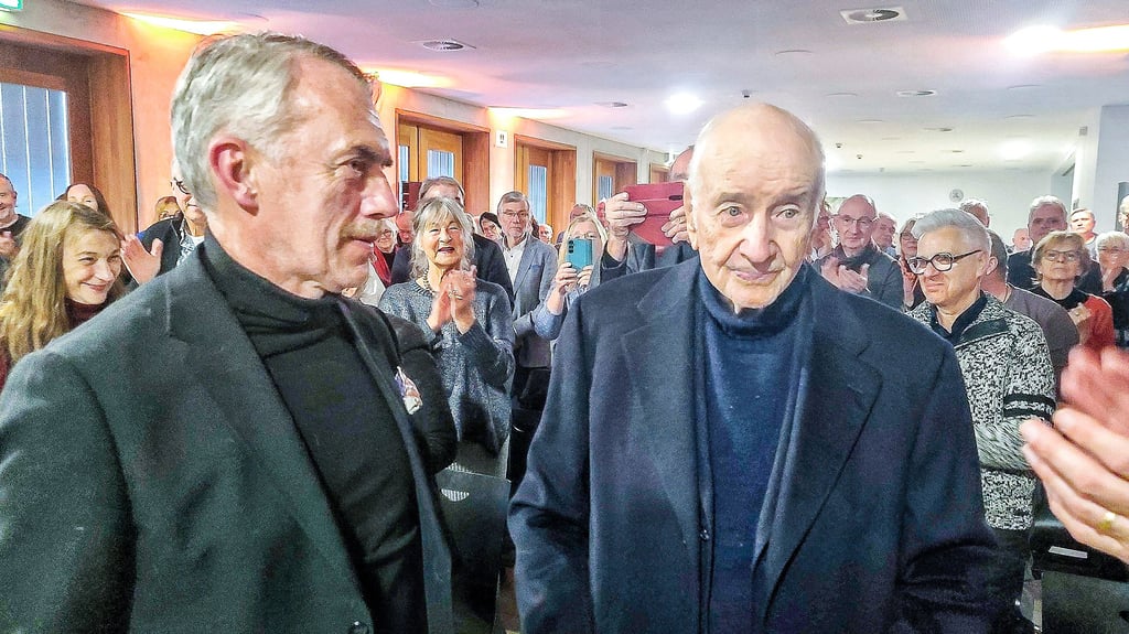 Stehende Ovationen gab es, als Armin Mueller-Stahl von Neo Rauch im Saal begrüßt wurde. 