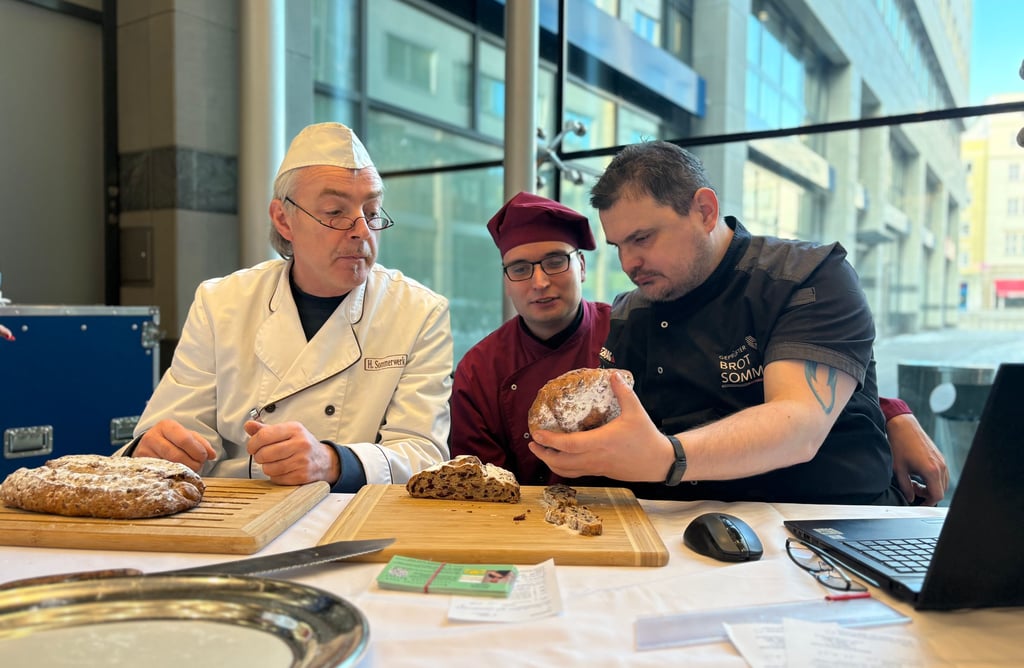 Die Jury um Brotsommelier Sebastian Weidelt (rechts) und Bäckermeister Helge Sommerwerk prüft die Stollen von Pascal Delorme aus Burg.