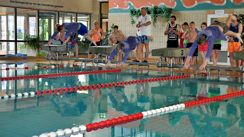 Im Salzwedeler Hallenbad finden auch Schwimmwettkämpfe statt. Das Schwimmerbecken soll nun saniert werden. 