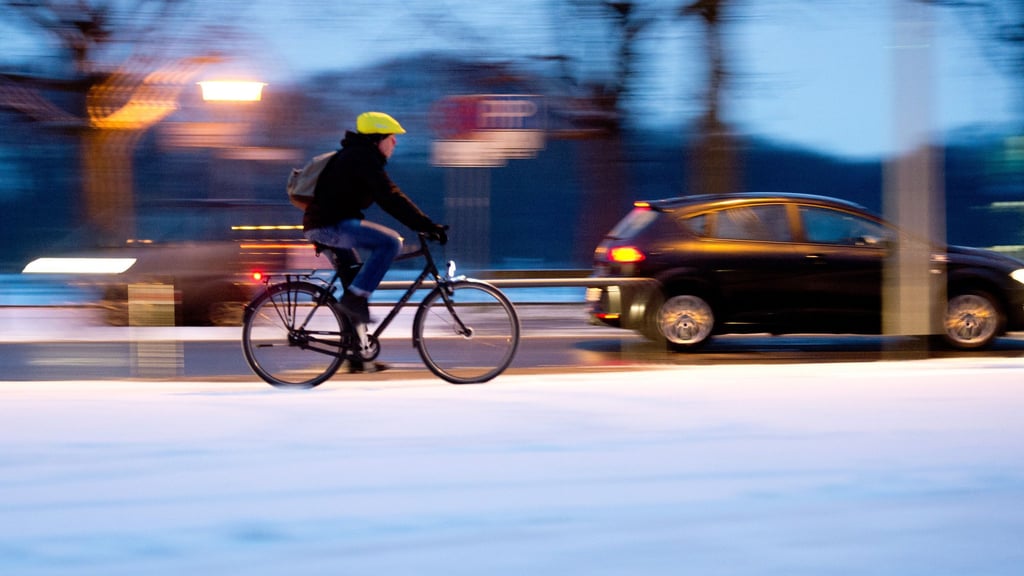 Rutschig, aber machbar! Mit dem richtigen Reifenprofil, guten Bremsen und mehr Vorsicht fährt man auch im Winter sicher auf dem Rad.