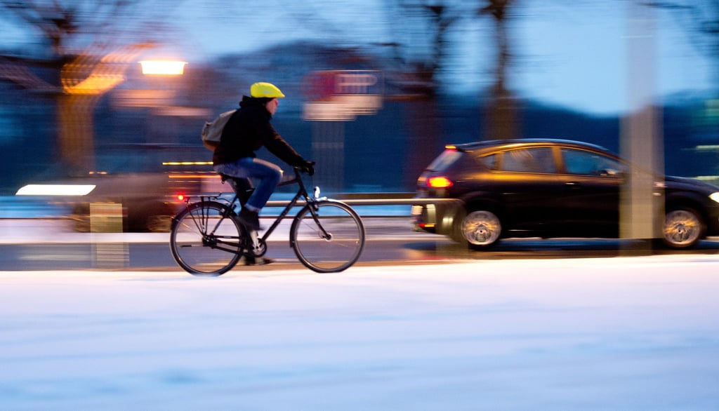 Rutschig, aber machbar! Mit dem richtigen Reifenprofil, guten Bremsen und mehr Vorsicht fährt man auch im Winter sicher auf dem Rad.