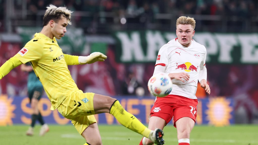 Einen Schritt zu spät im Strafraum: Conrad Harder.