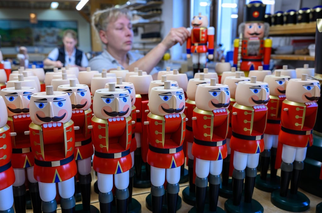 In der Schauwerkstatt der Seiffener Volkskunst eG werden Nussknacker gefertigt, wie sie nicht nur im Erzgebirge an Weihnachten viele Stuben zieren.