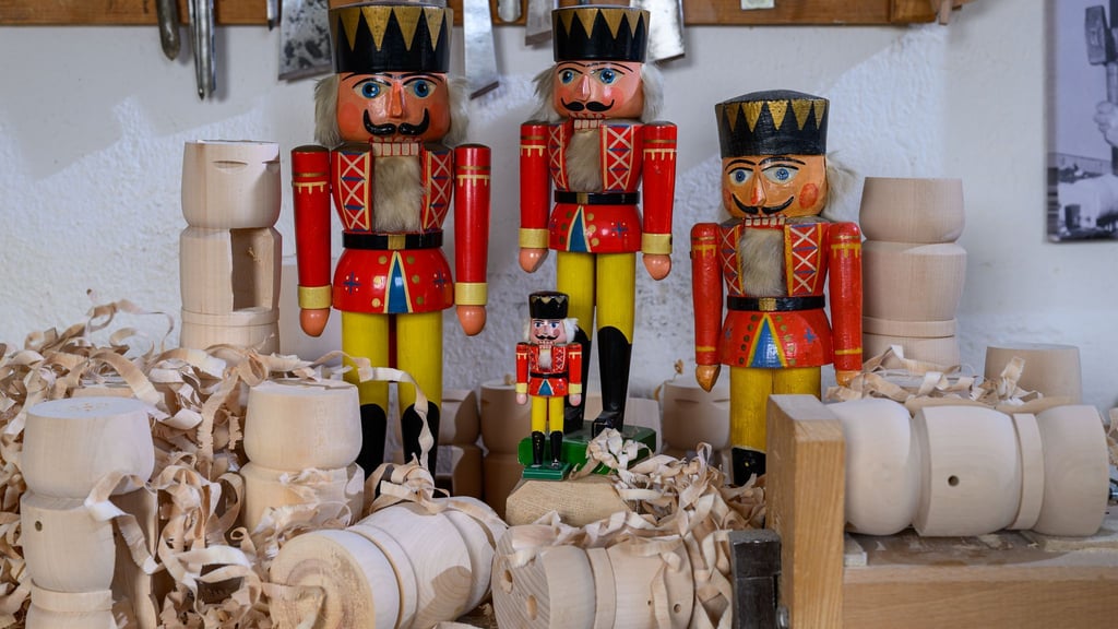 Historische Nussknacker und der Mini-Nussknacker „Willhelm“, der 2021 auf der Internationalen Raumstation ISS zu Gast war, stehen in der Werkstatt von Holzspielzeugmacher Markus Füchtner in Seiffen.