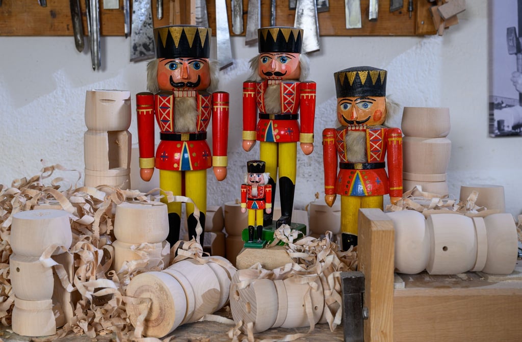 Historische Nussknacker und der Mini-Nussknacker „Willhelm“, der 2021 auf der Internationalen Raumstation ISS zu Gast war, stehen in der Werkstatt von Holzspielzeugmacher Markus Füchtner in Seiffen.
