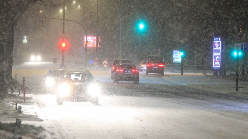 Vielerorts gab es in der Nacht den ersten Schneefall und der sorgt direkt für glatte Straßen.