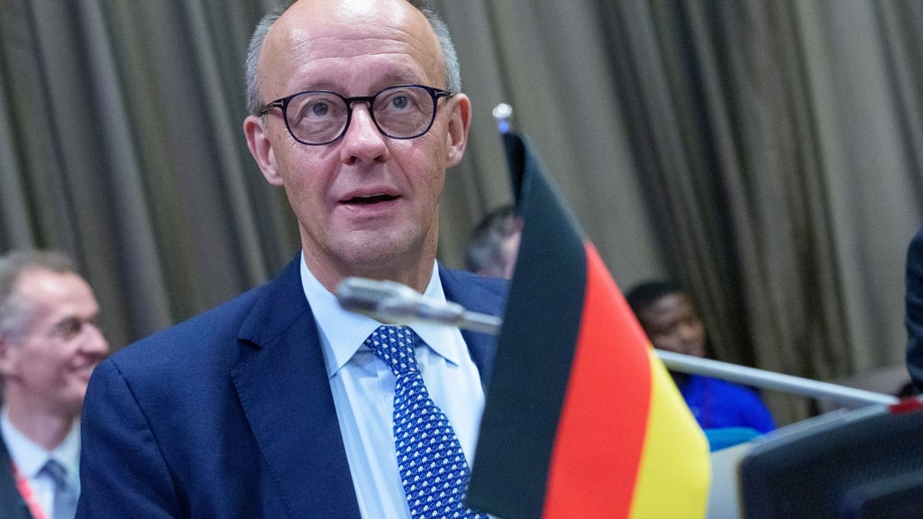 Kanzler Friedrich Merz (CDU) äußert sich in der angolanischen Hauptstadt Luanda auch zu den Verhandlungen über einen Friedensplan für die Ukraine.