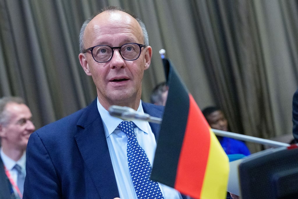 Kanzler Friedrich Merz (CDU) äußert sich in der angolanischen Hauptstadt Luanda auch zu den Verhandlungen über einen Friedensplan für die Ukraine.