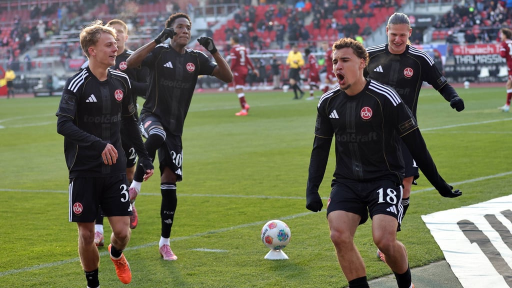 Rafael Lubach (r.) und der 1. FC Nürnberg feierten am Sonntag gegen Arminia Bielefeld ihren dritten Sieg in Serie. Am Samstag ist der Club in Magdeburg zu Gast.