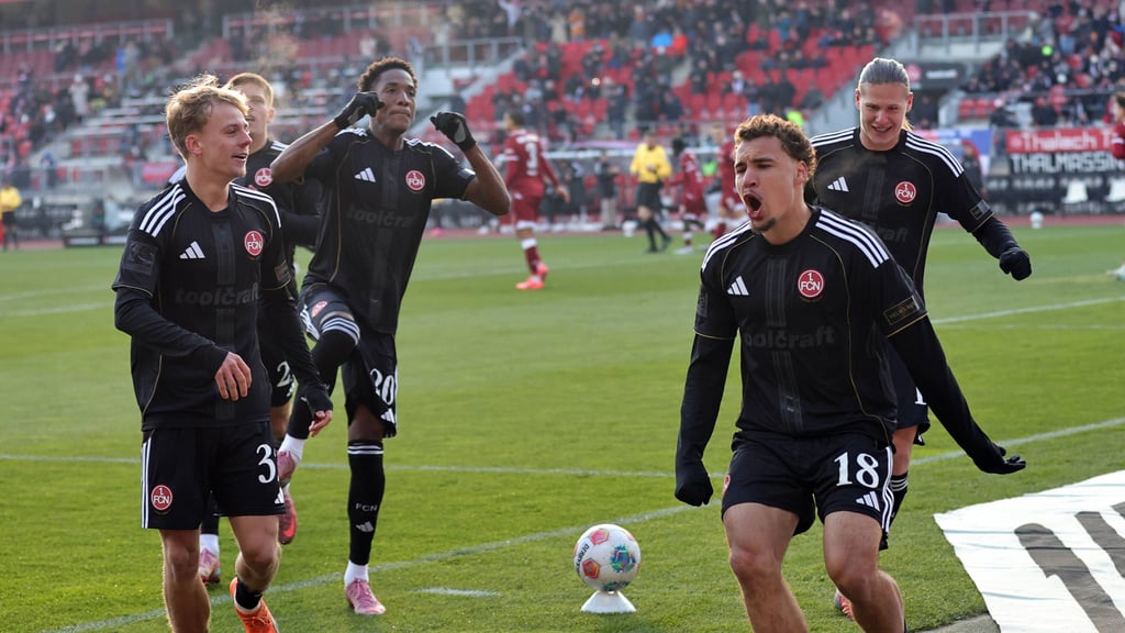 Rafael Lubach (r.) und der 1. FC Nürnberg feierten am Sonntag gegen Arminia Bielefeld ihren dritten Sieg in Serie. Am Samstag ist der Club in Magdeburg zu Gast.