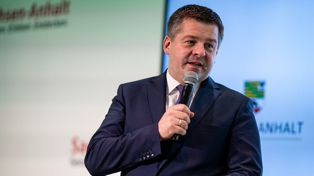 Wirtschaftsminister Sven Schulze (CDU) will 2026 Ministerpräsident von Sachsen-Anhalt werden.