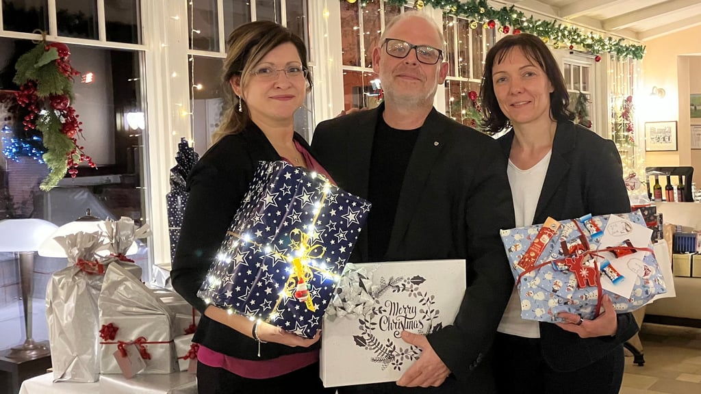 Sie sind froh über das Engagement vieler Wunscherfüller: Franziska Gerber, Gerd Woldmann und Tina Kaltofen (von links).