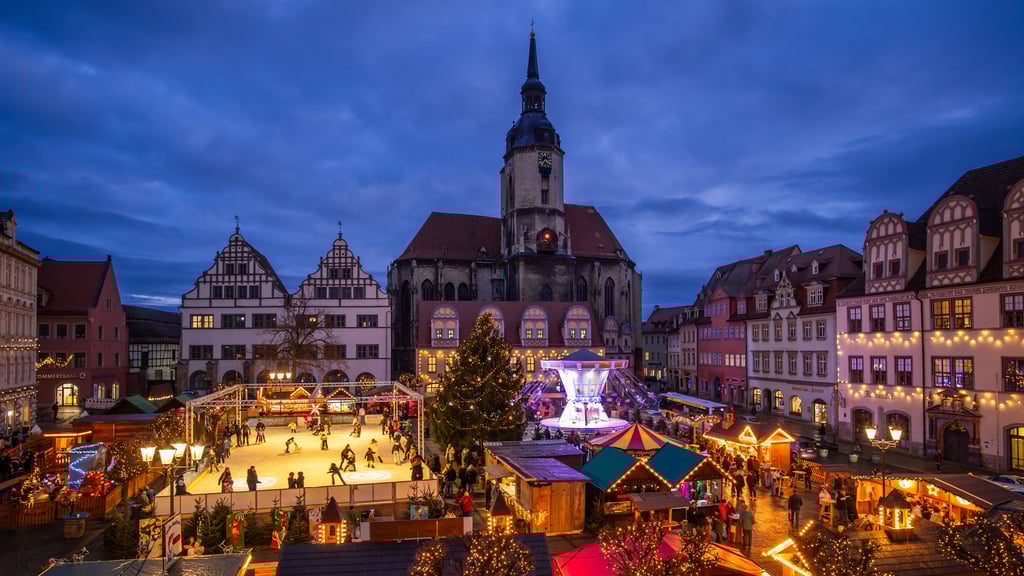 Hinein in Naumburgs gute Stube: der Weihnachtsmarkt ist geöffnet. Doch mit wie viel Geld muss eine Familie bei einem Besuch planen?