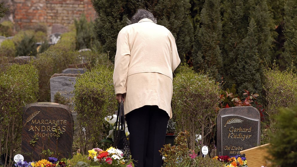 Wird die Ehe in Kenntnis einer bereits lebensbedrohlichen Erkrankung geschlossen, kann die gesetzliche Vermutung einer Versorgungsehe nur in seltenen Ausnahmefällen widerlegt werden.