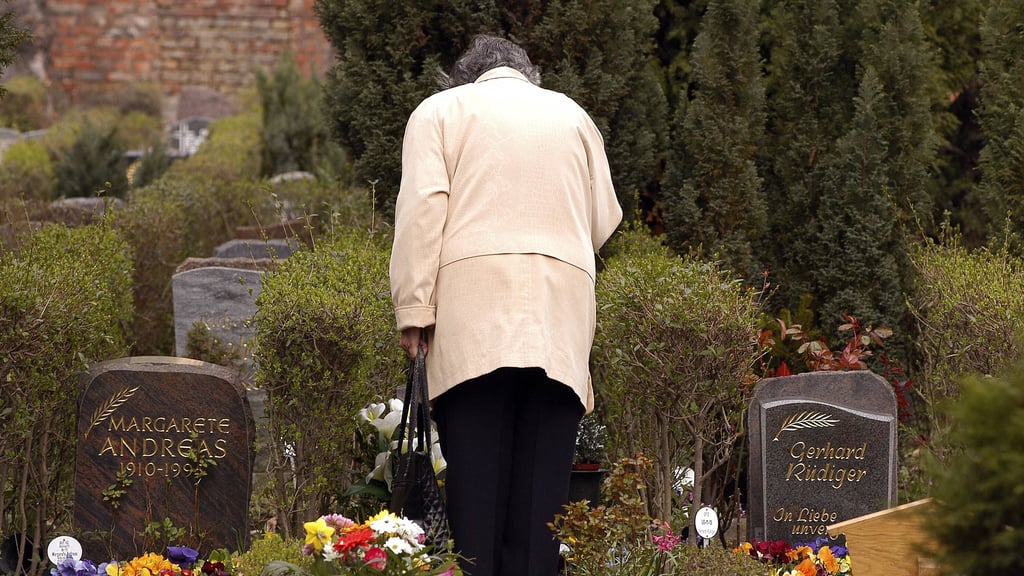 Wird die Ehe in Kenntnis einer bereits lebensbedrohlichen Erkrankung geschlossen, kann die gesetzliche Vermutung einer Versorgungsehe nur in seltenen Ausnahmefällen widerlegt werden.