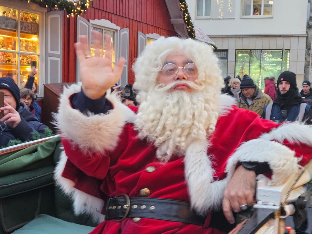 Der Weihnachtsmann trifft in einer Kutsche auf dem Weihnachtsmarkt Magdeburg ein.