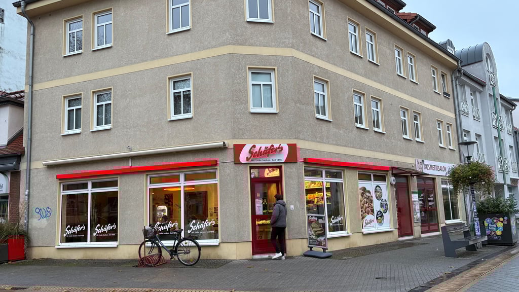 Blick auf die Filiale von Schäfers Brot und Kuchen am Magdalenenplatz in Burg. Der Bäcker steht vor dem Aus.