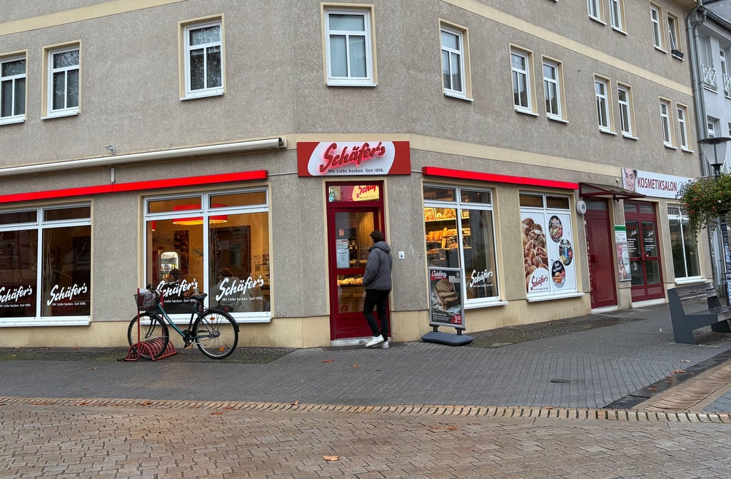 Blick auf die Filiale von Schäfers Brot und Kuchen am Magdalenenplatz in Burg. Sie steht vor dem Aus.