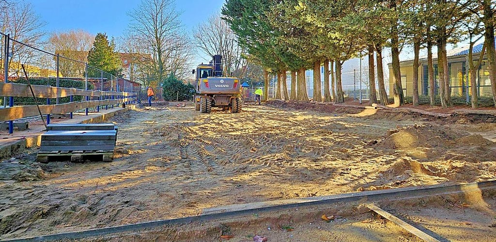 Die Arbeiten auf dem Spielplatz-Gelände der Hahnemannschule in Köthen laufen.