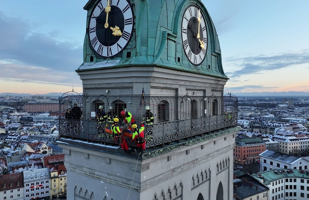 Kräfte der Berufsfeuerwehr München sind am Turm der Kirche St. Peter im Einsatz.