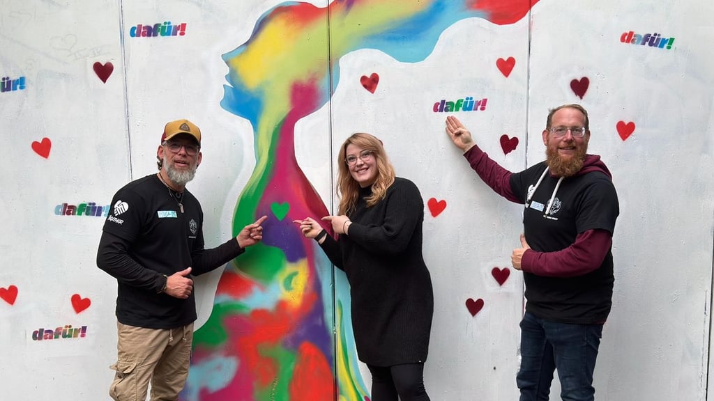Die neue Jugendhaus-Leiterin Charlyn Kristin Schulz mit ihren Vorgängern Ronny Harzendorf (li.) und Sebastian Kroll vor einem neuen Grafitti an der Skaterbahn.