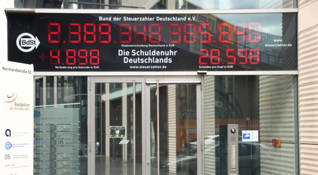 Die wohl bekannteste Schuldenuhr Deutschlands hängt in Berlin. Soll Halle eine eigene bekommen?