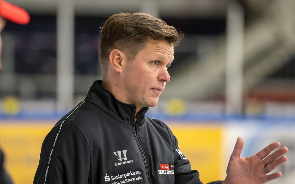 Die Saale Bulls und Trainer Marko Raita müssen nach wechselhaften Ergebnissen mit steigendem Druck klarkommen.