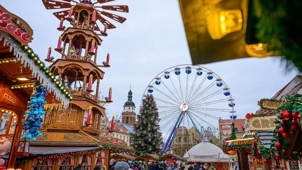 Der Cottbuser Weihnachtsmarkt ist für seine vielen leuchtenden Sterne bekannt.
