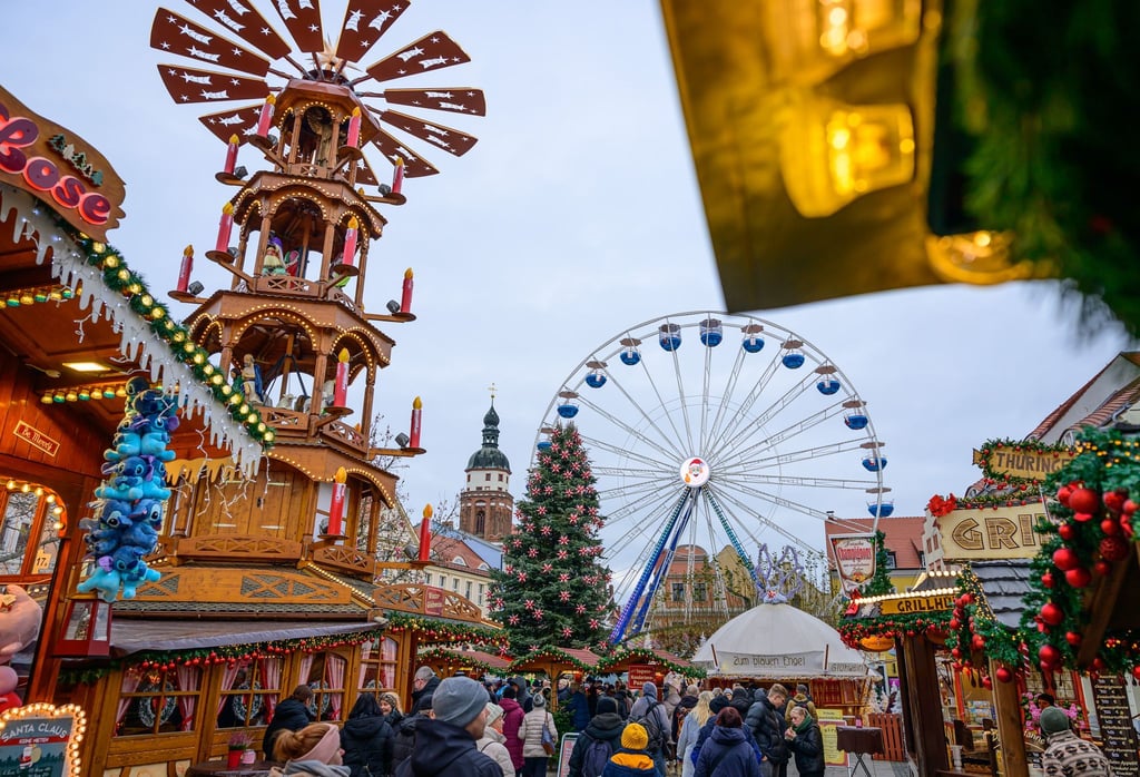 Der Cottbuser Weihnachtsmarkt ist für seine vielen leuchtenden Sterne bekannt.