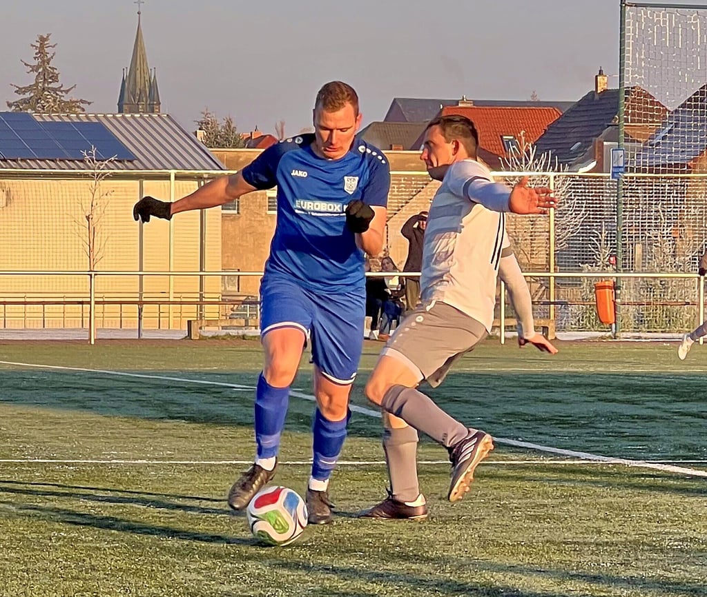 Der VfB Oberröblingen (blau) siegte  am Samstagnachmittag im Derby 1:0 gegen den VfB Sangerhausen II.