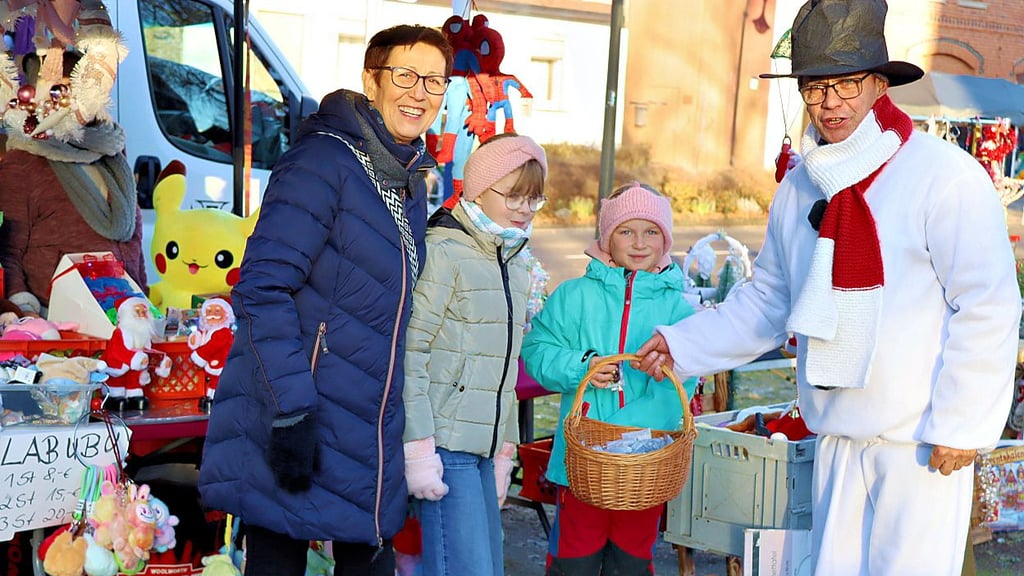 Schneemann Frosti machte sich mit Leckereien nicht nur bei den Kindern beliebt. Seine Zimtsterne fanden  auch bei den Erwachsenen Anklang. 