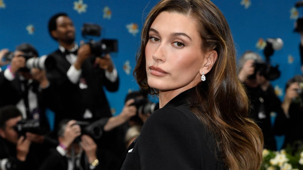 Hailey Bieber hatte eine weiß dekorierte Torte zum Geburtstag. (Archivbild)