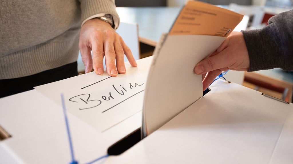 Für die Wahl werden auch 40.000 Wahlhelfer gesucht. (Archivbild)