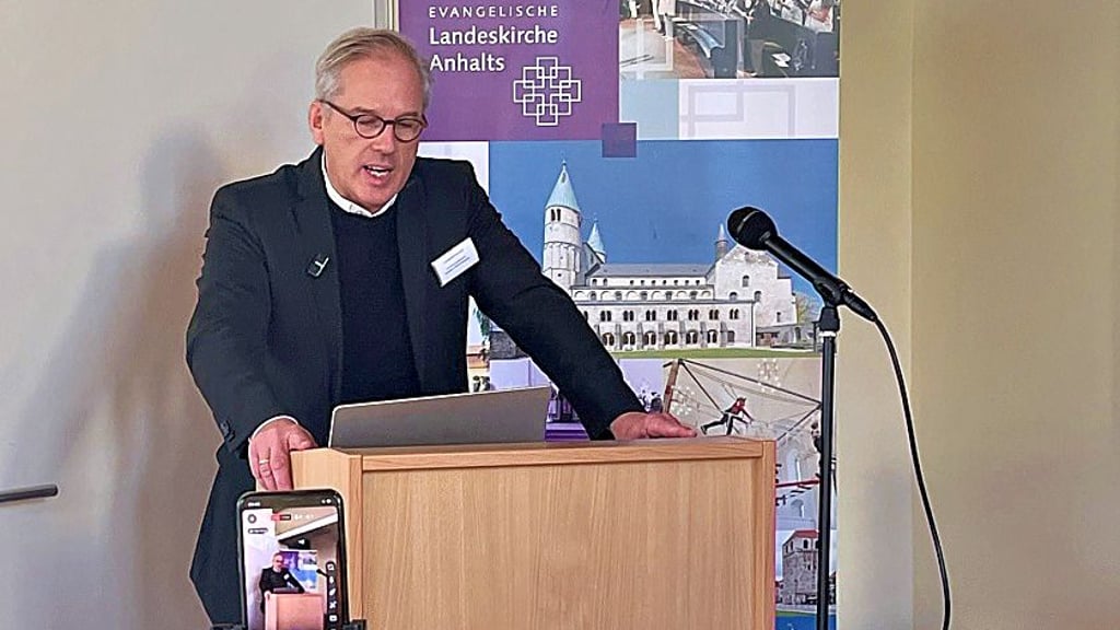 Kirchenpräsident Karsten Wolkenhauer spricht auf der Synode
