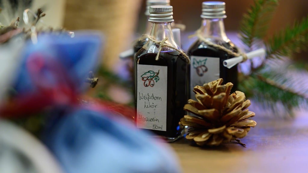 Lavendelpäckchen, Weißdornlikör oder antibiotische Salbe eignen sich hevorragend als Weihnachtsgeschenke.