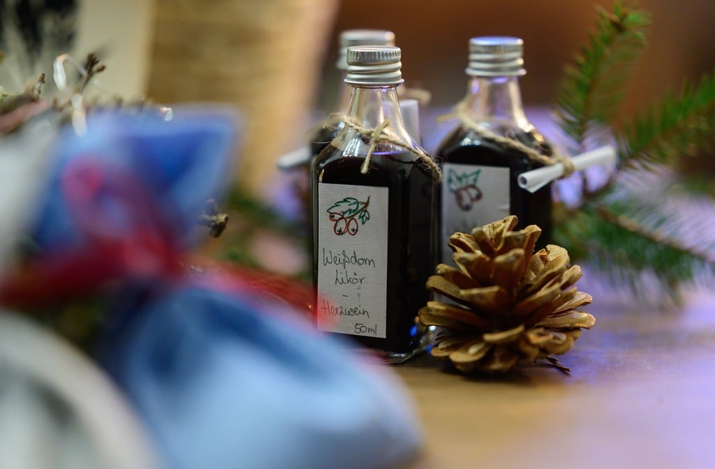 Lavendelpäckchen, Weißdornlikör oder antibiotische Salbe eignen sich hevorragend als Weihnachtsgeschenke.