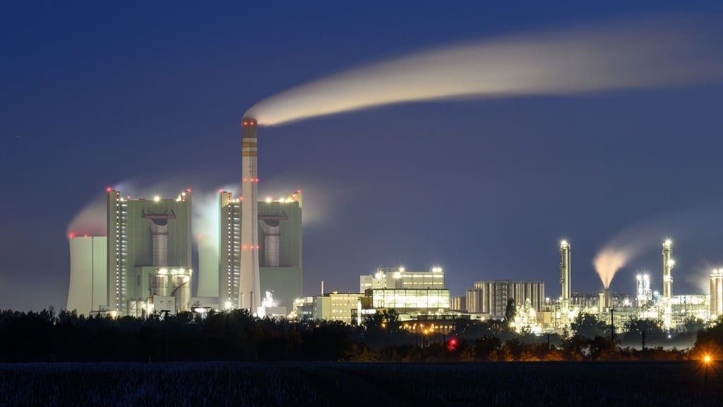Die Polizei ermittelt nach einem Brand im Kraftwerk Schkopau. (Archivbild)