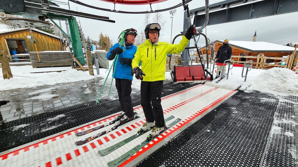 Die ersten Skifahrer sind auf den Liften unterwegs.